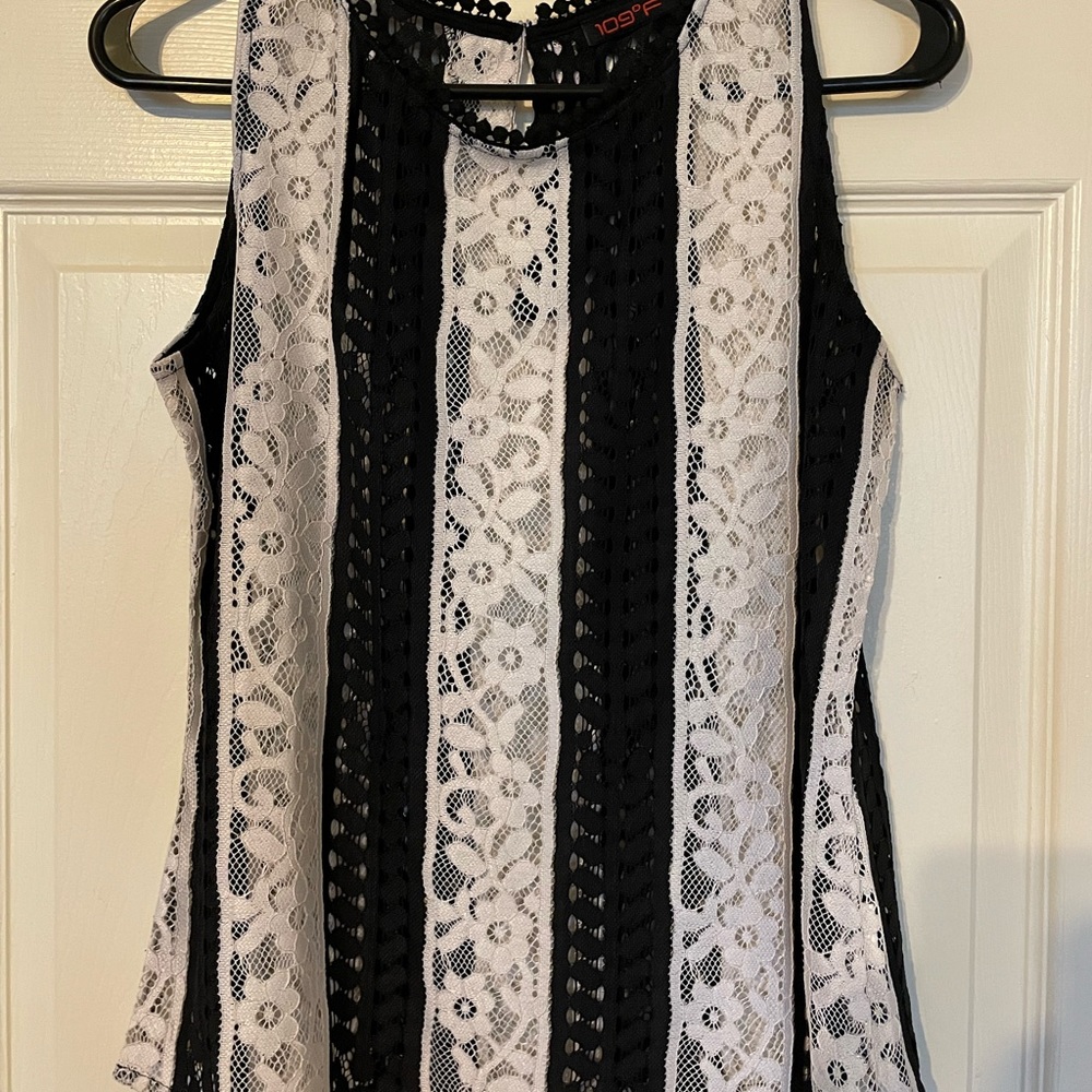 Cute lace top with floral design